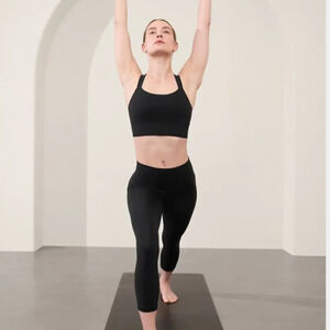 ATHLETA Salutation Stash High Rise Capri in black size XS